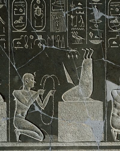 Dolerit-relief af Nectanebo I, konge, der tilbyder halskæde til dæmonen, repræsenteret af knivblad og tre slanger, fra Heliopolis ved Atum-templet af Egyptian 30th Dynasty