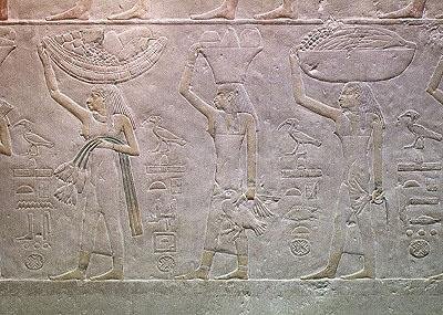 Kvinder, der personificerer dødsdomæner og bringer ofre, fra Mastaba i Akhutotep, Old Kingdom (malet kalksten) af Egyptian 5th Dynasty