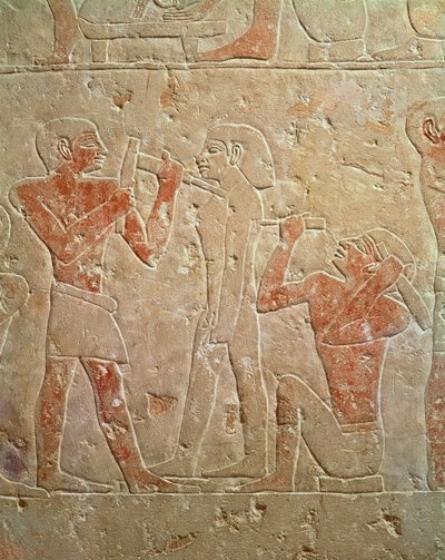 Relief af to billedhuggere, der udskærer en statue, fra mastabaen i Kaemrehu, Saqqara, Det Gamle Kongerige, ca. 2325 f.Kr. (malet kalksten) af Egyptian 6th Dynasty