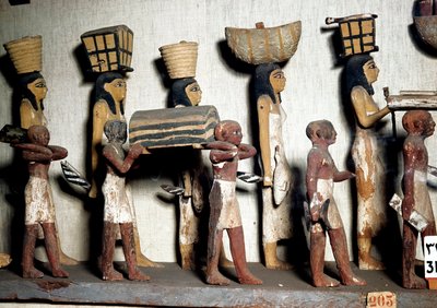 Egyptisk antikvitet: en skulptureret gruppe af malet træ, der repræsenterer tjenere, der bærer ofringer til den afdøde. Kairo, Egyptisk Museum af Egyptian Egyptian