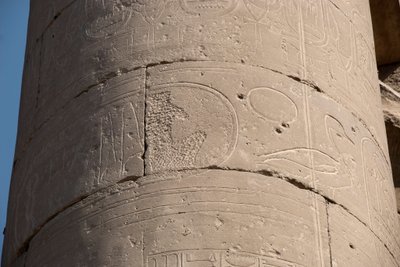 Egyptisk antikvitet: detalje af en søjle med patron slettet på grund af "damnatio memoriae"", sletning af patronerne fra nogle faraoer, der anses for kætterske af deres efterfølgere, Luxor-templet. Østbredden (Theben), Egypten af Egyptian Egyptian