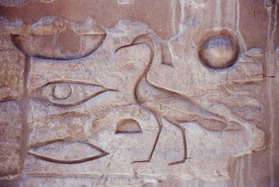 Hieroglyffer fra en søjle, Luxor-templet (foto) af Egyptian Egyptian