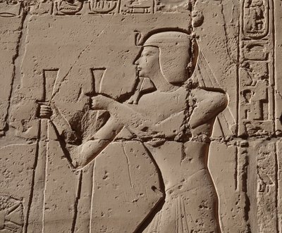 Farao iført en kobra, Luxor-templet (relief) af Egyptian Egyptian