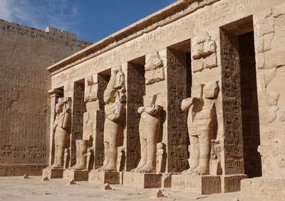 Skulpturer af guderne, Horus-templet, Edfu af Egyptian Egyptian