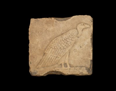 En blok med en stående grib på den ene side og en ugle på den anden side, begge i lavrelief, ptolemæisk periode, 305-30 f.Kr. (kalksten) af Egyptian Ptolemaic Period