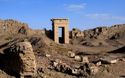 Egyptisk oldtid: Udsigt over den nordlige ports bue, Hathor-templet, Dendera, Egypten af Egyptian Ptolemaic Period