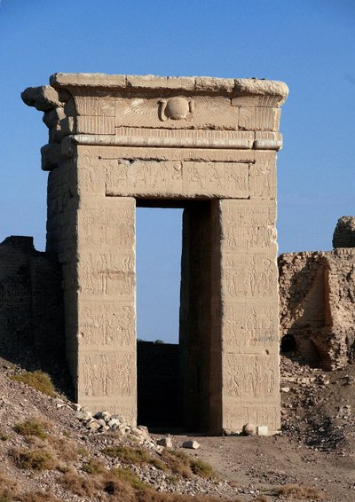 Egyptisk oldtid: Udsigt over den nordlige ports bue, Hathor-templet, Dendera, Egypten af Egyptian Ptolemaic Period