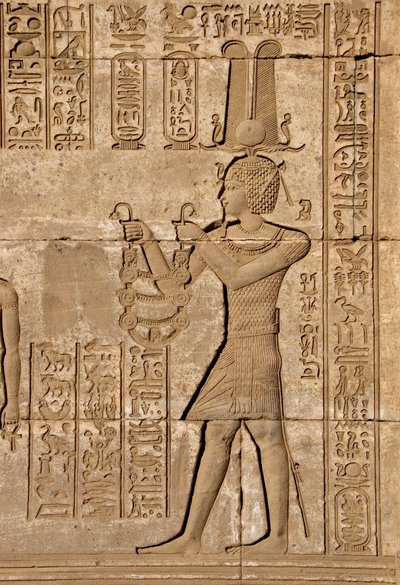 Egyptisk antikvitet: Romersk mammisi til minde om fødslen af Ihy, søn af Isis - Detalje af relieffer og hieroglyffer: Kejser Trajan bærer ofre til gudinden Hathor - Hathors tempel, Denderah, Egypten - Egyptisk civilisation: Kejser Trajan bærer af Egyptian Ptolemaic Period
