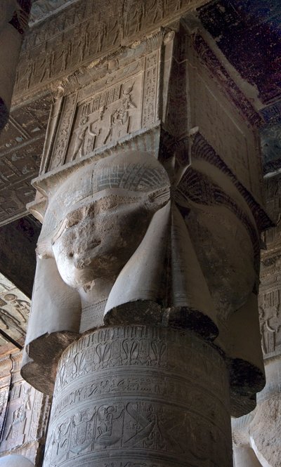 Egyptiske antikviteter: hovedstad af søjler dekoreret med repræsentationen af gudinden Hathor. Hathors tempel, Dendera, Egypten af Egyptian Ptolemaic Period