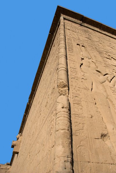 Egyptiske antikviteter: hjørnet af templets bagvæg dedikeret til gudinden Hathor (til højre gengivelse af Cleopatra). Dendera, Egypten af Egyptian Ptolemaic Period