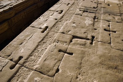 Egyptiske antikviteter: detalje af taget, Hathors tempel, Dendera, Egypten af Egyptian Ptolemaic Period
