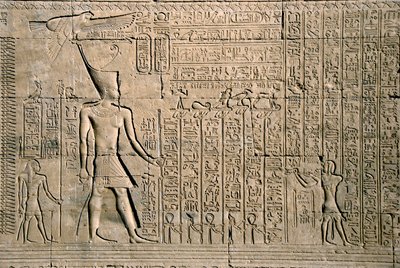 Egyptisk antikvitet: ydre relief med hieroglyffer. Hathor-templet, Denderah, Egypten - Egyptisk civilisation: hierogyfer og figurer skåret på væggen af Hathor-templet (eller Tentyra-templet) i Denderah, bygget under Pepi I