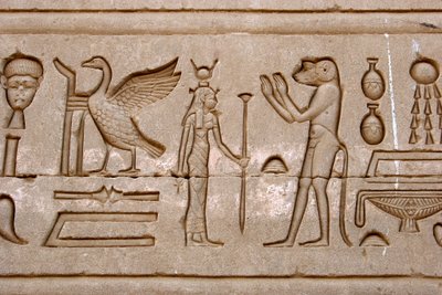 Egyptisk antikvitet: hieroglyffer på den østlige mur af Hathor-templet, Denderah, Egypten - Egyptisk civilisation: hieroglyffer udskåret på væggen af Hathor-templet (eller Tentyra-templet) i Denderah, bygget under Pepi I