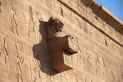 Egyptisk antik: løvehovedgargoyle, Hathors tempel, Dendera, Egypten af Egyptian Ptolemaic Period