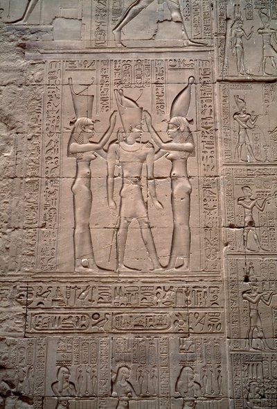 Egyptisk oldtid: lavrelief, der repræsenterer kroningen af kong Ptolemæus IV. Horus tempel, Edfu, Egypten af Egyptian Ptolemaic Period
