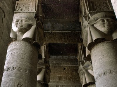 Egyptisk antikvitet: delvis udsigt over hypostilværelset med søjler dekoreret med repræsentationen af gudinden Hathor. Hathors tempel, Dendera, Egypten af Egyptian Ptolemaic Period