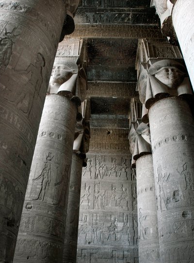 Egyptisk antikvitet: delvis udsigt over hypostilværelset med søjler dekoreret med repræsentationen af gudinden Hathor. Hathors tempel, Dendera, Egypten af Egyptian Ptolemaic Period