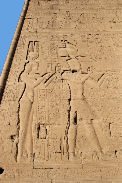 Egyptisk antikvitet: relief fra templets bagvæg dedikeret til gudinden Hathor, der repræsenterer Cleopatre og Cesarion. Denderah, Egypten af Egyptian Ptolemaic Period