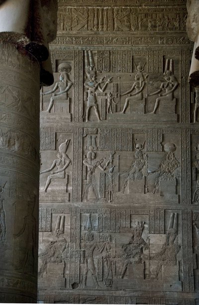 Egyptisk antikvitet: relieffer inde i hypostilrummet i templet dedikeret til Hathor, Dendera, Egypten af Egyptian Ptolemaic Period