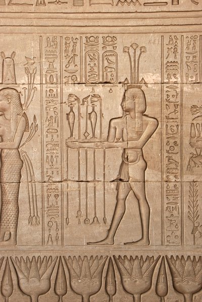 Egyptiske antikviteter: repræsentation af en mand, der bringer ofre som hyldest til gudinden, Hathors tempel, Dendera, Egypten af Egyptian Ptolemaic Period