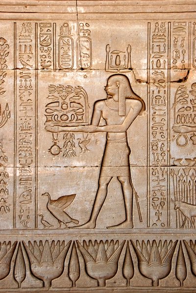 Egyptisk antikvitet: repræsentation af en mand, der bringer ofre til gudinden, Hathor-templet, Denderah, Egypten - Egyptisk civilisation: en mand, der bærer ofre til gudinden Hathor, udskåret på væggen af Hathor-templet (eller Tentyra-templet) i Denderah af Egyptian Ptolemaic Period