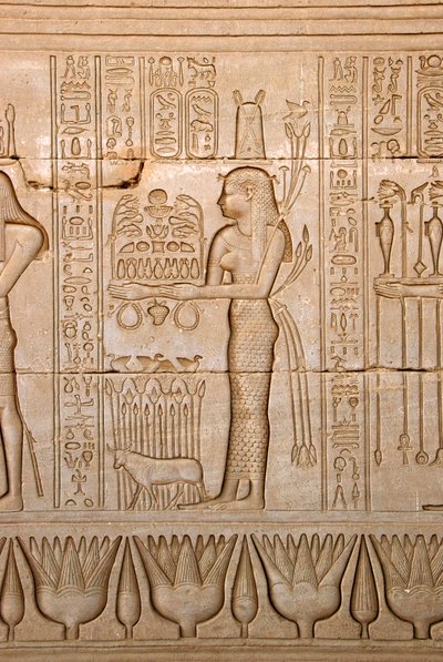 Egyptisk antikvitet: repræsentation af en kvinde, der bringer ofre til gudinden, Hathor-templet, Denderah, Egypten - Egyptisk civilisation: kvinde, der bringer ofre til gudinden Hathor - Figur udskåret på væggen af Hathor-templet (eller Tentyra-templet) i af Egyptian Ptolemaic Period