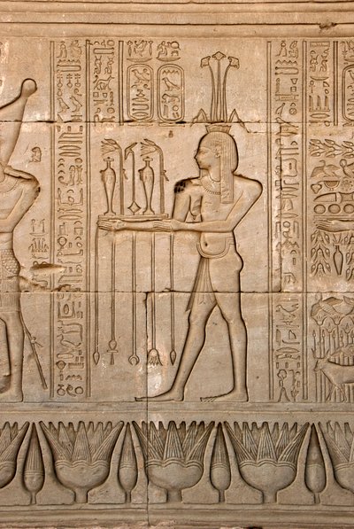 Egyptisk antikvitet: repræsentation af Nilens gud, Hapy og hieroglyffer, Hathor-templet, Denderah, Egypten - Egyptisk civilisation: Nilens gud, Hapy og hieroglyffer skåret på væggen af Hathor-templet (eller Tentyra-templet) i Denderah, af Egyptian Ptolemaic Period