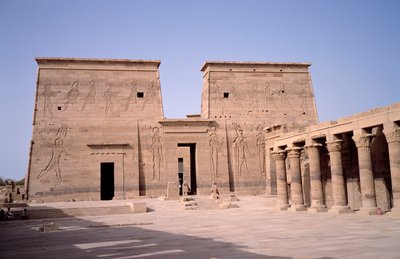Egyptisk antikvitet: udsigt over indgangen til Edfu-templet (Edfu) dedikeret til den guddommelige Horus og bygget mellem 237 og 57 f.Kr. Egypten af Egyptian Ptolemaic Period