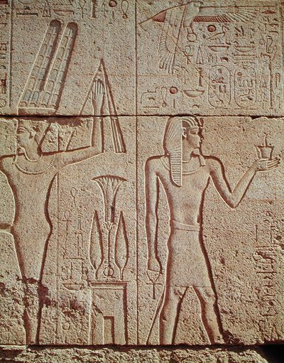 Relief forestillende Philip Arridaeus (323-317 f.Kr.), der holder et røgelseskar foran Amun med guden Min til venstre, fra Philip Arridaeus