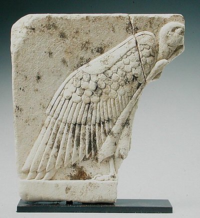 Relief forestillende en grib (kalksten) af Egyptian Ptolemaic Period