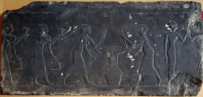 Egyptisk antikvitet: kalkstensplade med lavt relief, der forestiller presning af lotusblomster, 8. til 7. århundrede f.Kr (relief) af Egyptian School