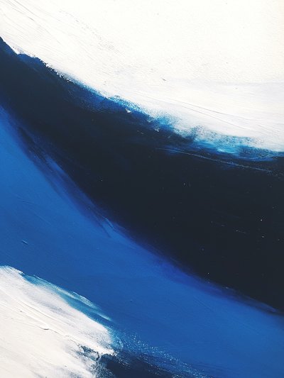 Deep Blue Wave – Abstrakt af Ejaaz Haniff