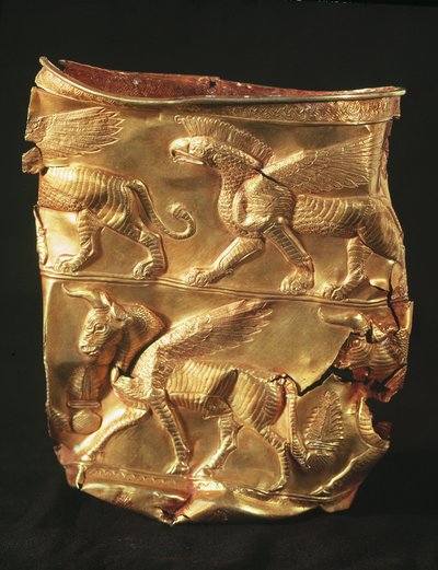 Bægerglas dekoreret med bevinget tyr og monstre med ørnehoveder, fra Marlik, Iran (guld) af Elamite