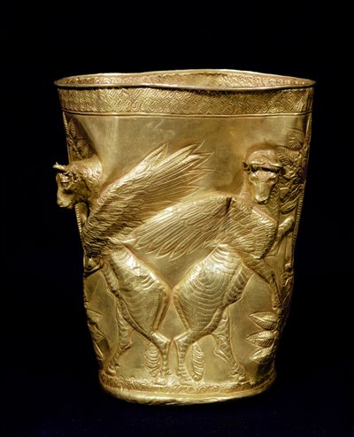 Bægerglas dekoreret med vingede tyre, der flankerer et træ, fra Marlik, Iran, ca. 12.-11. århundrede f.Kr. (guld) (se også 180379) af Elamite