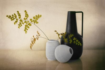 Moderne vaser – stilleben af Elena Arjona