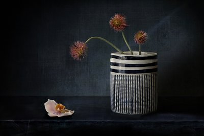 Stemningsfulde, strittende blomster af Elena Arjona