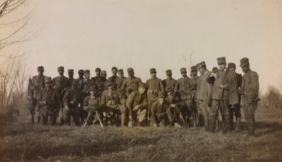 Album af første verdenskrig i Friuli-Venezia Giulia: gruppeportræt af soldaterne fra infanteriet 112.mo med to maskingeværer nær flodtårnet af Elena Bianconcini