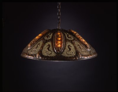 Lysekrone, ca. 1910 (kobber- og chitonskal) af Elizabeth Eaton Burton