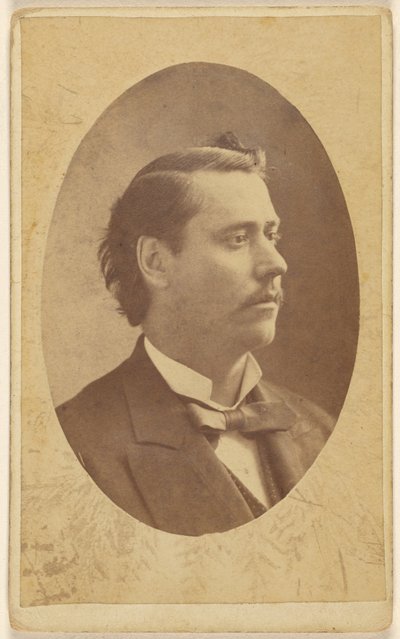 [Uidentificeret mand i 3/4 profil, i kvasi-oval stil]. af Elliott and Fry