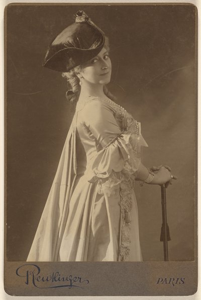 [Uidentificeret kvinde med mørk hat, stående, med hænderne hvilende på en spadserestok]. af Emile Auguste Reutlinger