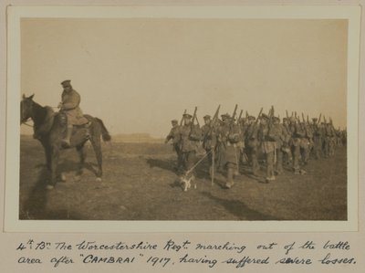 4.: Bn. Worcestershire Regt. marcherer ud af kampområdet efter 