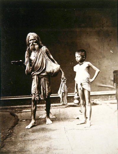 En fakir og hans assistent, Indien, ca. 1880 (albumenprint) af English Photographer