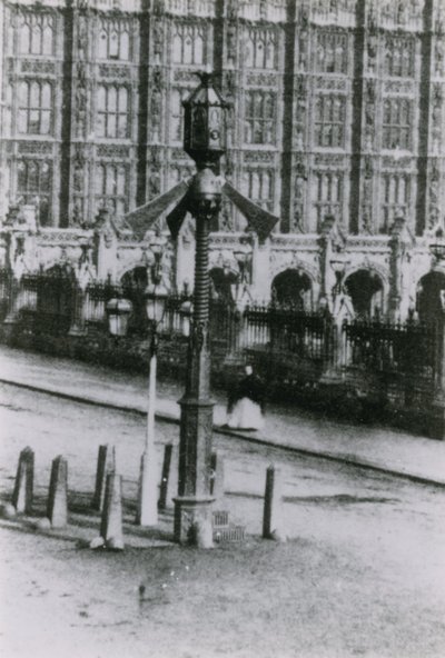 Et trafiksignal på en gade i London af English Photographer