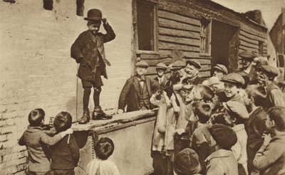 En spirende humorist fra East End laver en Charlie Chaplin-imitation (s/h-foto) af English Photographer