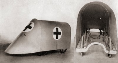 Kugelsicherer Tragenüberzug zur Rettung der Verwundeten und der Träger zwischen den Schützengräben während des Ersten Weltkriegs, aus The Illustrated War News, 1915 von English Photographer