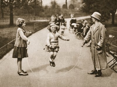 En pige, der springer over i Hyde Park eller Kensington Gardens, fra Wonderful London, udgivet 1926-27 (fotogravure) af English Photographer