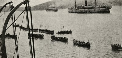 En landgangsstyrke, der forlader transporterne til kysten under Gallipoli-kampagnen, fra 