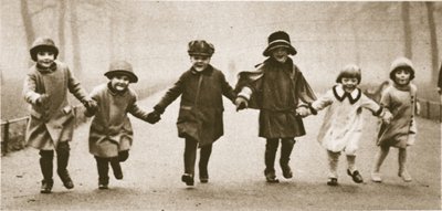 En række velklædte børn, der løber i Hyde Park, fra Wonderful London, udgivet 1926-27 (fotogravure) af English Photographer