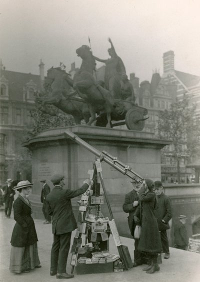En mand, der sælger udsigt gennem et teleskop af English Photographer