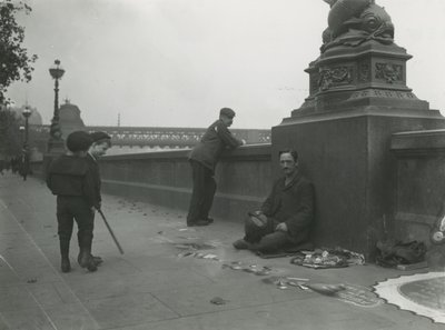 En kunstner på fortovet på dæmningen af English Photographer